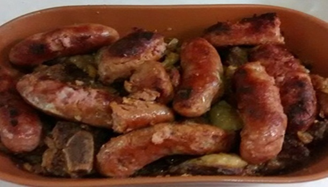 Ir para  <ul>
	<li>1 kg e 1/2 de costela</li>
	<li>800 g de ling&uuml;i&ccedil;a toscana</li>
	<li>1 cebola grande cortada em rodelas</li>
	<li>Coloque toda a cebola no fundo da panela de...